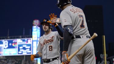 Matt Vierling (8), de los Tigres de Detroit, celebra con Jonathan Schoop (7) después de batear un cuadrangular solitario durante la novena entrada del juego de béisbol en contra de los Mellizos de Minnesota, el viernes 16 de junio de 2023. en Minneapolis. (AP Foto/Abbie Parr)