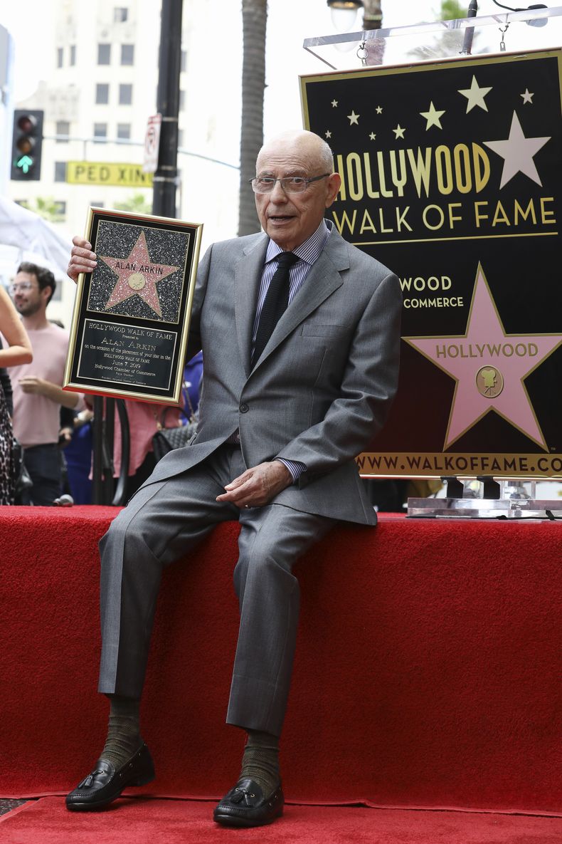 ARCHIVO - Alan Arkin en la ceremonia de develación de su estrella en el Paseo de la Fama de Hollywood el 7 de junio de 2019 en Los Angeles. Arkin, el actor de carácter que demostró su versatilidad en la comedia y el drama al recibir recibió cuatro nominaciones al Premio de la Academia y ganó un Oscar en 2007 por Little Miss Sunshine, falleció a los 89 años. (Foto Mark Von Holden/Invision/AP, archivo)