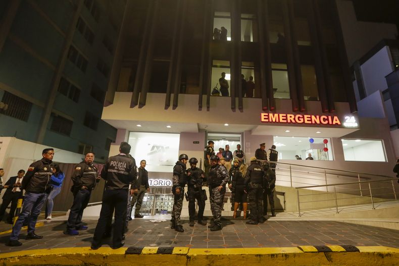 La policía custodia el hospital al que fueron trasladados varios heridos tras el ataque a tiros contra el candidato presidencial Fernando Villavicencio en Quito, Ecuador, el miércoles 9 de agosto de 2023. Villavicencio fue asesinado a la salida de un colegio mientras se metía en vehículo tras un mítin electoral. (AP Foto/Juan Diego Montenegro)