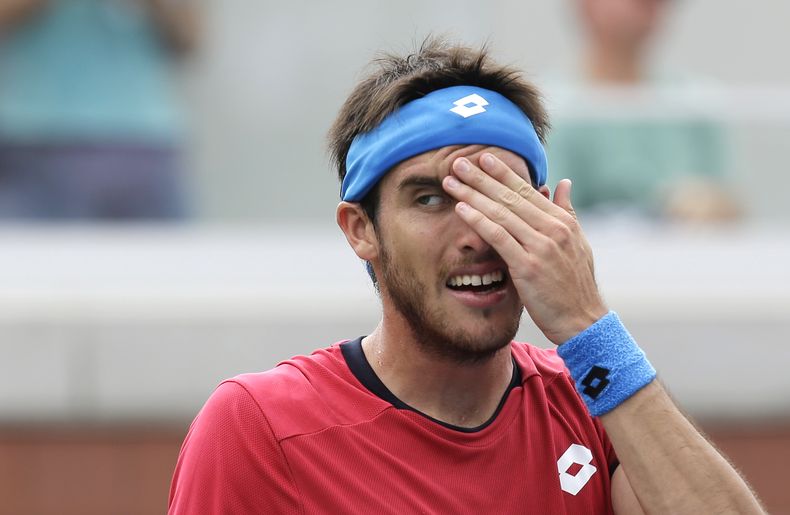 El tenista argentino Leonardo Mayer gesticula durante su derrota ante Kei Nishikori en el US Open el s&aacute;bado, 30 de agosto de 2014, en Nueva York. (AP Photo/Seth Wenig)