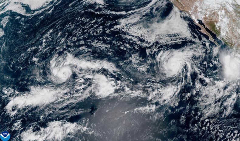Esta imagen satelital proporcionada por la Oficina Nacional de Administración Oceánica y Atmosférica de Estados Unidos (NOAA, por sus siglas en inglés) muestra a la tormenta tropical Nolo, izquierda, al sur de Hawai; al huracán Odalys, centro, y al huracán Polo, derecha, frente a las costas de México, en el océano Pacífico, el jueves 24 de septiembre de 2026. (NOAA vía AP)