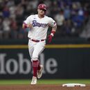Josh Jung de los Rangers de Texas recorre las bases tras pegar un jonrón en la segunda entrada para anotación de Adolis García en el encuentro ante los Azulejos de Toronto el sábado 17 de junio del 2023. (AP Foto/LM Otero)
