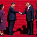 El presidente de EEUU, Donald Trump, en el centro a la derecha, le da la mano al presidente de China, Xi Jinping, mientras la primera dama Melania Trump, a la derecha, y la primera dama de China, Peng Liyuan, a la izquierda, observan su llegada al Museo de los Archivos Nacionales, en Washington, el viernes 25 de septiembre de 2026. (AP Foto/Julia Demaree Nikhinson)