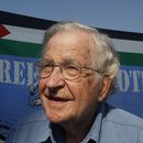 ARCHIVO - En esta foto de archivo del 20 de octubre de 2012, el activista Noam Chomsky participa en una conferencia de prensa en el puerto de Ciudad de Gaza para apoyar una flota con destino a Gaza. La esposa de Chomsky, Valeria Wasserman Chomsky, dijo el martes 18 de marzo de 2024 que los reportes sobre la muerte de su esposo eran falsos. (AP Foto/Hatem Moussa, Archivo)
