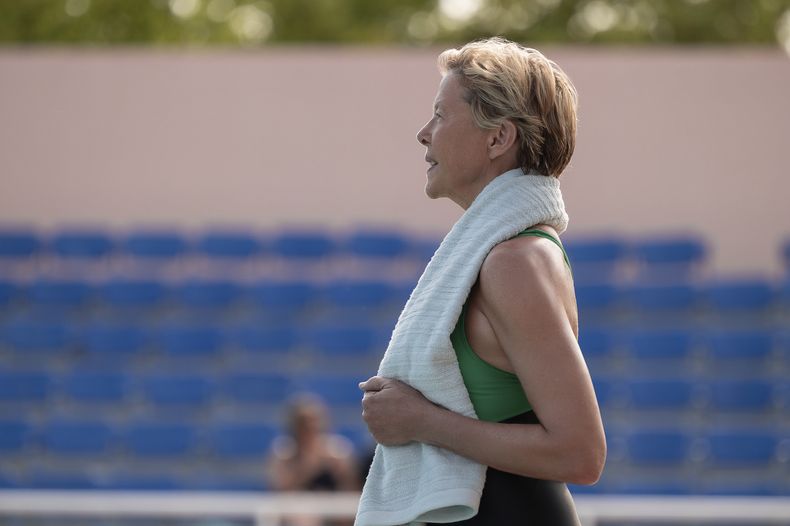 En esta imagen proporcionada por Netflix, Annette Bening como Diana Nyad en una escena de la película Nyad (Kimberley FrenchNetflix vía AP)