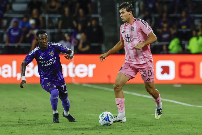 Iván Angulo, a la izquierda, delantero del Orlando City, defiende contra Benjamin Cremaschi (30), centrocampista del Inter Miami, durante la segunda mitad de un juego de fútbol de la MLS, el domingo 10 de agosto de 2025, en Orlando, Florida. (AP Photo/Kevin Kolczynski)