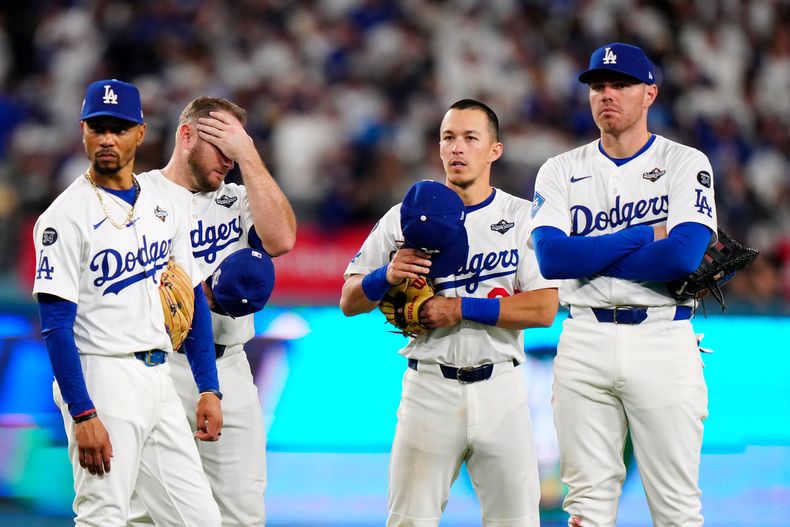 Mookie Betts, Max Muncy, Tommy Edman y Freddie Freeman, de los Dodgers de Los Ángeles, observan un cambio de pitcher en el quinto juego de la Serie Mundial ante los Azulejos de Toronto, el miércoles 29 de octubre de 2025 (Frank Gunn/The Canadian Press via AP)