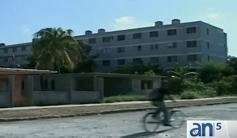Una de las promesas de Fidel Castro al tomar el poder en 1959 era la de proveerle a cada cubano una vivienda decorosa.  Más de medio siglo después, el sueño de una casa confortable es absolutamente inalcanzable para el cubano promedio.