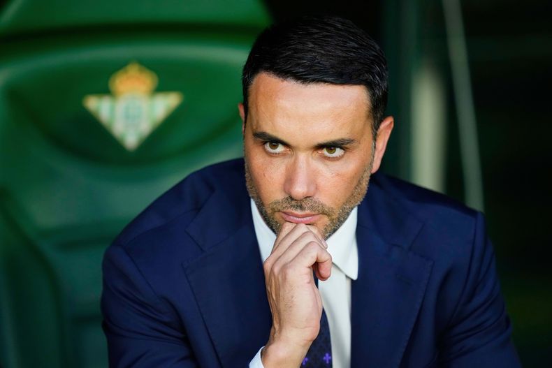 ARCHIVO - Foto del primero de mayo del 2025, el técnico de la Fiorentina Raffaele Palladino antes del duelo de ida de las semifinales de la Conference League ante el Betis. (AP Foto/Jose Breton, Archivo)