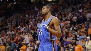 americateve | Kevin Durant, alero del Thunder de Oklahoma City, mira el marcador en los &uacute;ltimos segundos del encuentro contra los Suns de Phoenix, el domingo 6 de abirl de 2014 (AP Foto/Matt York)