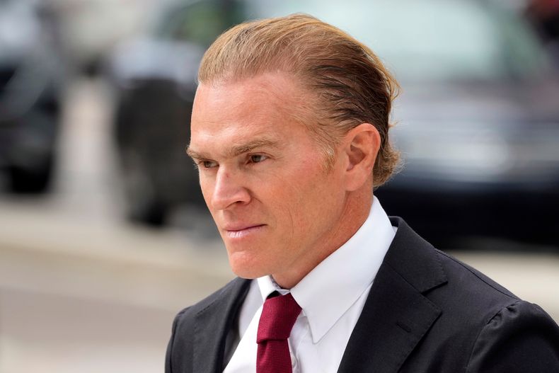 El ex boina verde Jordan Goudreau camina hacia un tribunal federal para una audiencia de fianza en Tampa, Florida, el miércoles 29 de octubre de 2025. (AP Foto/Chris OMeara)