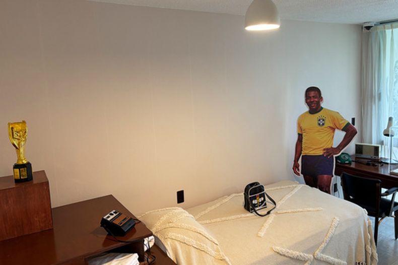 Las pertenencias personales de Pelé son exhibidas en el apartamento en el que residió durante su participación en el Mundial de 1970, el jueves 25 de junio de 2026, en la Ciudad de México. (AP Foto/Carlos Rodríguez)
