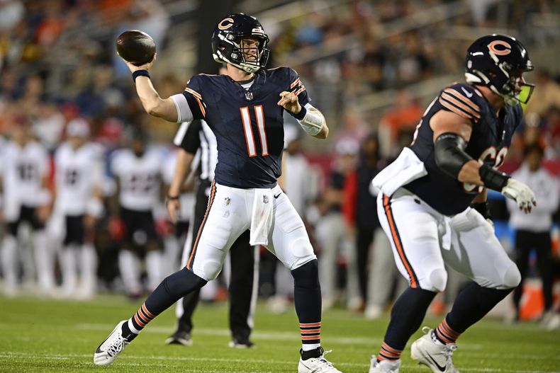 El quarterback de los Bears de Chicago Brett Rypien lanza un pase de touchdown en el encuentro de exhibición del Salón de la Fama ante los Texans de Houston el jueves 1 de agosto del 2024. (AP Foto/David Dermer)