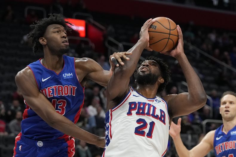 James Wiseman, de los Pistons de Detroit, comete una falta sobre Joel Embiid, de los 76ers de Filadelfia, en el partido del miércoles 13 de diciembre de 2023 (AP Foto/Carlos Osorio)