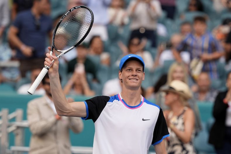 El italiano Jannik Sinner saluda a la afición tras vencer al ruso Daniil Medvedev en la semifinal del Abierto de Miami el viernes 29 de marzo del 2024. (AP Foto/Lynne Sladky)