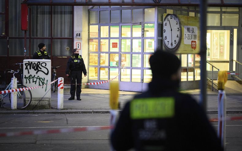 Agentes de policía vigilan una zona acordonada frente a un supermercado en Berlín tras un ataque con cuchillo, el martes 31 de diciembre de 2024. (Bernd von Jutrczenka/dpa via AP)