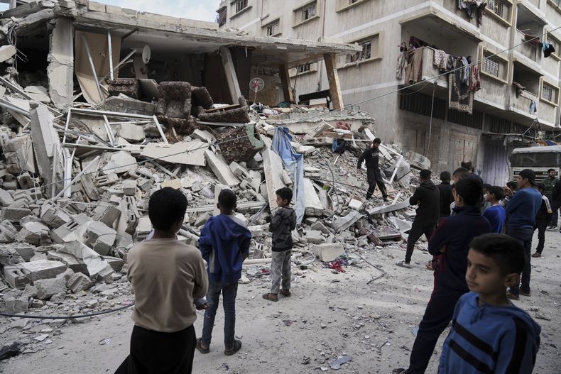 Palestinos inspeccionan los daños tras un ataque aéreo israelí en Ciudad de Gaza, el sábado 26 de abril de 2025. (AP Foto/Jehad Alshrafi)