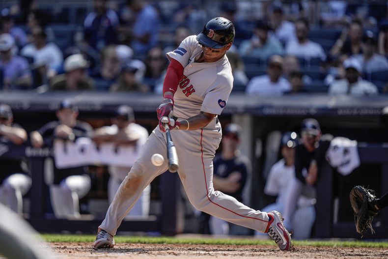 El dominicano de los Medias Rojas de Boston Rafael Devers batea un sencillo de dos carreras en la quinta entrada ante los Yankees de Nueva York el sábado 14 de septiembre del 2024. (AP Foto/Frank Franklin II)