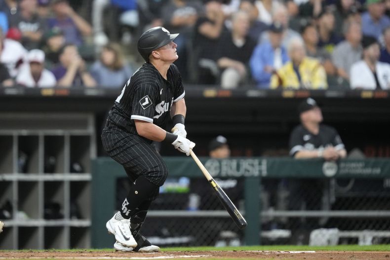 Andrew Vaughn de los Medias Blancas de Chicago observa su jonrón de dos carreras frente al abridor de los Yanquis de Nueva York Gerrit Cole en la segunda entrada el lunes 7 de agosto del 2023. (AP Foto/Charles Rex Arbogast)