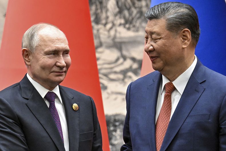 El presidente chino Jinping (d) y el presidente ruso Vladimir Putin en Beijing, China, el 16 de mayo del 2024. (Sergei Bobylev, Sputnik, Kremlin Pool Photo via AP)