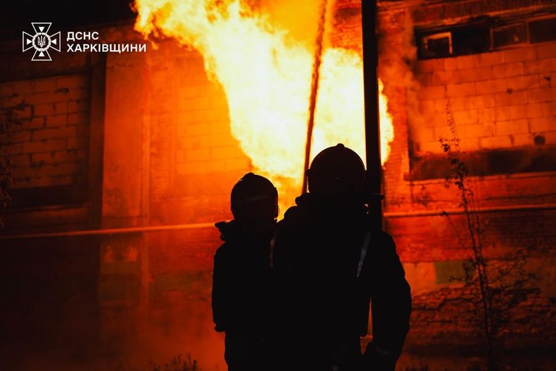 En esta imagen proporcionada por los Servicios Ucranianos de Emergencia el martes 14 de octubre de 2025, trabajadores de emergencias combaten un incendio en un hospital dañado por un ataque ruso en Járkiv, Ucrania. (Servicios Ucranianos de Emergencia via AP)