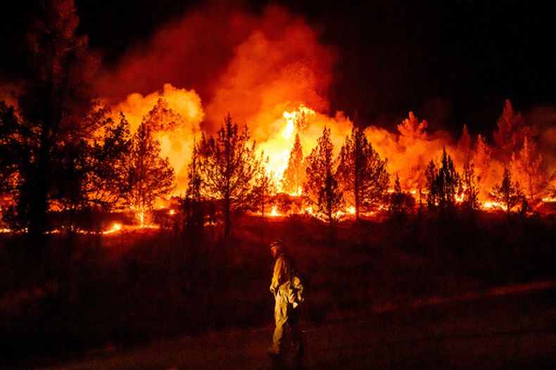 ARCHIVO - Un bombero vigila una operación de quema controlada en la lucha contra el incendio Bench en Warm Springs, Oregon, el 25 de julio de 2026. (AP Foto/Noah Berger, Archivo)