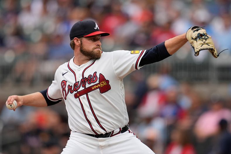 Bryce Elder, lanzador de los Bravos de Atlanta, hace un pitcheo en el primer inning del duelo ante los Marlins de Miami, el miércoles 5 de agosto de 2026 (AP Foto/Mike Stewart)