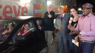 americateve | Cientos de personas llegaron hasta las instalaciones de América Tevé para recoger su pavo para el día de Acción de Gracias en los estudios de Hialeah Gardens, FL.