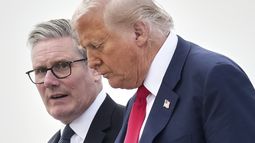 ARCHIVO - El presidente de Estados Unidos, Donald Trump, y el primer ministro británico, Keir Starmer, salen del Air Force One a su llegada a la base de la Real Fuerza Aérea británica de Lossiemouth, camino de Aberdeen, Escocia, el lunes 28 de julio de 2025. (AP Foto/Jacquelyn Martin, Archivo)