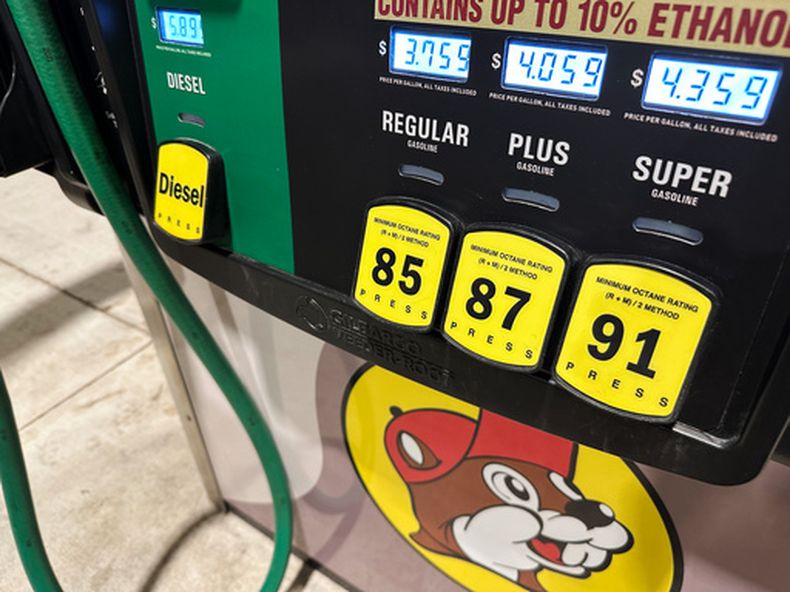 El precio por galón de los diferentes grados de gasolina disponibles se muestra electrónicamente en una bomba de la gasolinera Buc-ees el lunes 12 de octubre de 2026, en Johnstown, Colorado. (AP Foto/David Zalubowski)