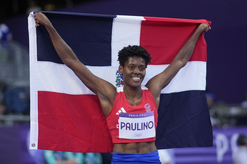 La dominicana Marileidy Paulino celebra tras ganar los 400 metros del atletismo de los Juegos Olímpicos de París, el viernes 9 de agosto de 2024, en Saint-Denis, Francia. (AP Foto/Bernat Armangue)
