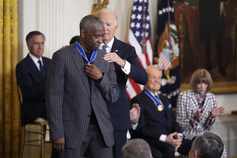 El presiente estadounidense Joe Biden entrega la Medalla Presidencial de la Libertad al actor y director Denzel Washington, en la Sala Este de la Casa Blanca, en Washington, el sábado 4 de enero de 2025. (AP Foto/Manuel Balce Ceneta)