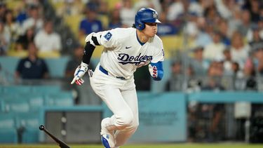Shohei Ohtani de los Dodgers de Los Ángeles corre primera tras batear un sencillo en la primera entrada ante los Padres de San Diego el miércoles 23 de septiembre del 2026. (AP Foto/Mark J. Terrill)