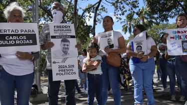Familiares de personas que fueron detenidas por el gobierno durante las protestas en contra de los resultados electorales, y familiares de otros presos políticos, exigen la liberación de sus seres queridos fuera de la oficina de la Fiscalía General, el lunes 9 de diciembre de 2024, en Caracas. (AP Foto/Ariana Cubillos)