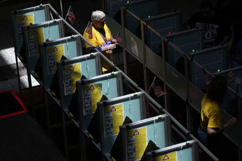 Trabajadores electorales ayudan a gente a votar en las primarias de Nevada, en Henderson, Nevada, el 11 de junio del 2024. (AP foto/John Locher)