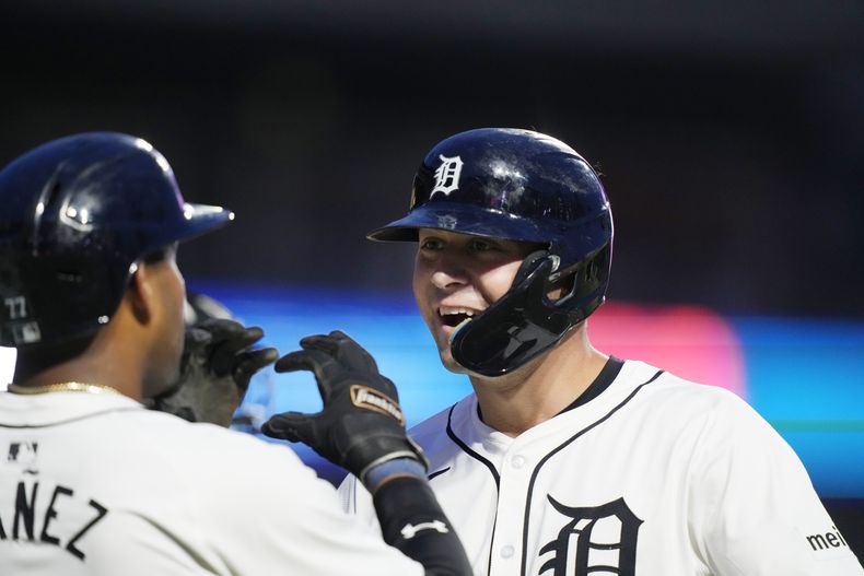 Spencer Torkelson (derecha) de los Tigres de Detroit es felicitado por el cubano Andy Ibáñez luego de impactar un jonrón de dos carreras durante la 8va entrada del juego ante los Marlins de Miami, el lunes 13 de mayo de 2024, en Detroit. (AP Foto/Carlos Osorio)
