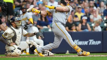 Spencer Horwitz, de los Piratas de Pittsburgh, conecta un doblete de tres carreras durante la tercera entrada de un partido de béisbol contra los Cerveceros de Milwaukee, el lunes 3 de agosto de 2026, en Milwaukee. (Foto AP/Aaron Gash)
