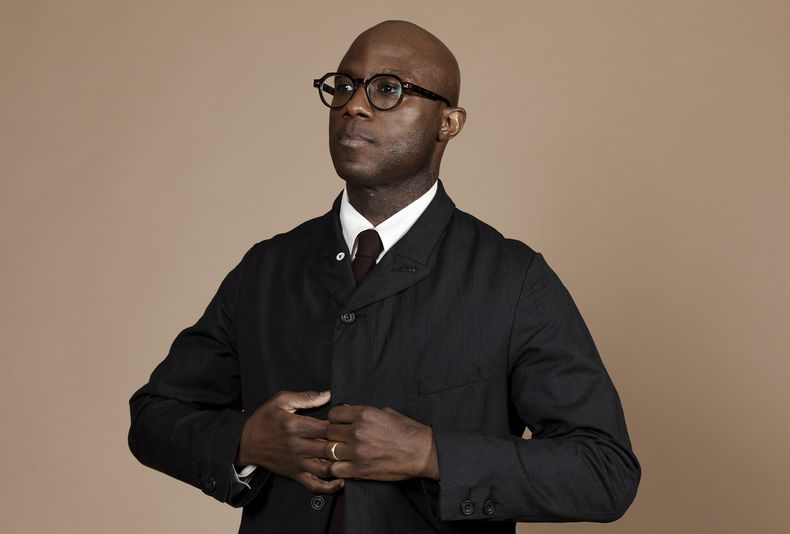 El cineasta Barry Jenkins posa para un retrato para promover la película Mufasa el lunes 9 de diciembre de 2024 en Los Ángeles. (Foto Rebecca Cabage/Invision/AP)