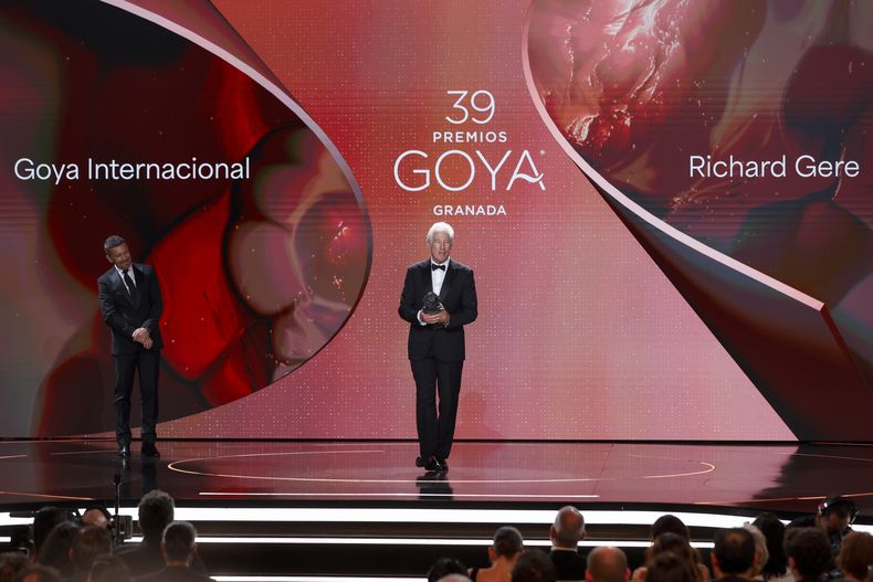 Richard Gere recibe el Goya Internacional durante la 39ª ceremonia de los Premios Goya en Granada, España, el sábado 8 de febrero de 2025, en Granada. (Foto AP/Fermin Rodriguez)
