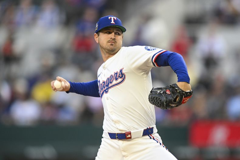 Tyler Mahle, de los Rangers de Texas, lanza ante los Angelinos de Los Ángeles el martes 15 de abril de 2025 (AP Foto/Albert Pena)