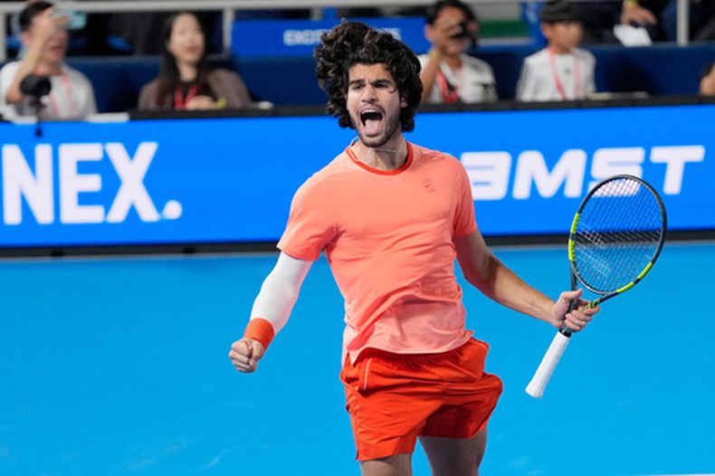 Carlos Alcaraz celebra su victoria ante Jiri Lehecka en la final del Abierto de Japón, el martes 6 de octubre de 2026, en Tokio. (AP Foto/Eugene Hoshiko)