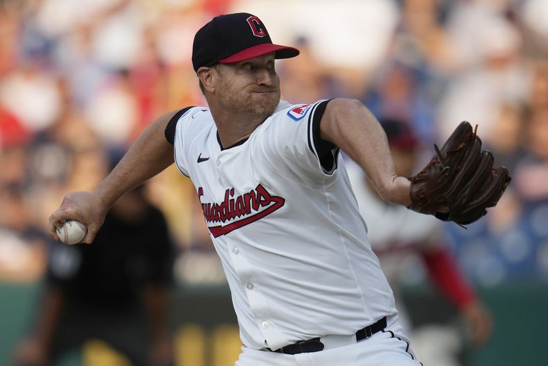 Alex Cobb, de los Guardianes de Cleveland, lanza en la primera entrada del juego ante los Cachorros de Chicago, el miércoles 14 de agosto de 2024 (AP Foto/Sue Ogrocki)