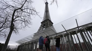 Visitantes frente las puertas cerradas de la Torre Eiffel el martes 20 de febrero de 2024, en París. (AP Foto/Michel Euler)