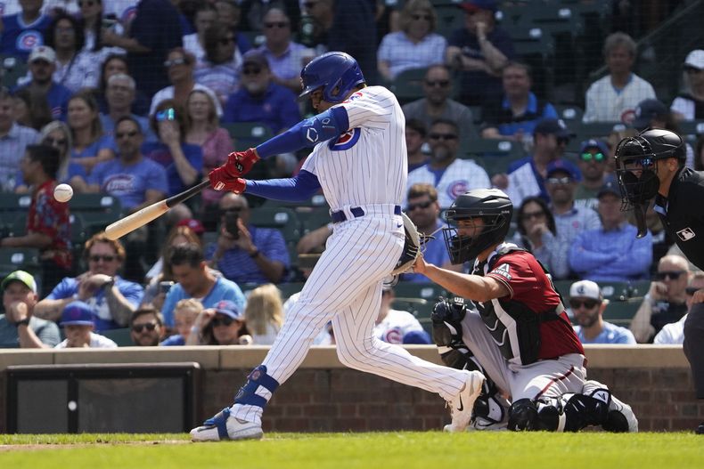Christopher Morel, de los Cachorros de Chicago, batea un triple en contra de los Diamondbacks de Arizona durante la primera entrada del juego de béisbol del domingo 10 de septiembre de 2023, en Chicago. (AP Foto/David Banks)