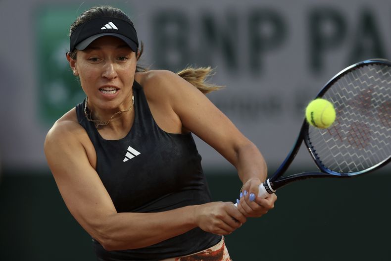 En foto del 28 de mayo del 2023, la estadounidense Jessica Pegula enfrenta a su compatriota Danielle Collins en la primera ronda del Abierto de Francia. El martes 6 de junio del 2023 Pegula anuncia que volverá al WTA 1000 de Guadalajara para defender su título. (AP Foto/Aurelien Morissard)