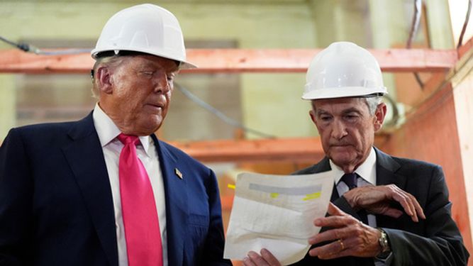 El presidente de la Reserva Federal Jerome Powell (d) y el presidente Donald Trump en la sede del banco central estadounidense el 24 de julio del 2025. (AP foto/Julia Demaree Nikhinson)