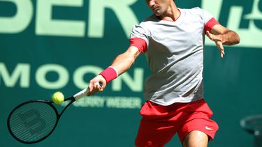 americateve | Roger Federer durante el encuentro en que venci[o a Juan Sousa en el torneo de Halle, Alemania, el 12 de junio del 2014. (AP Foto/dpa, Oliver Krato)