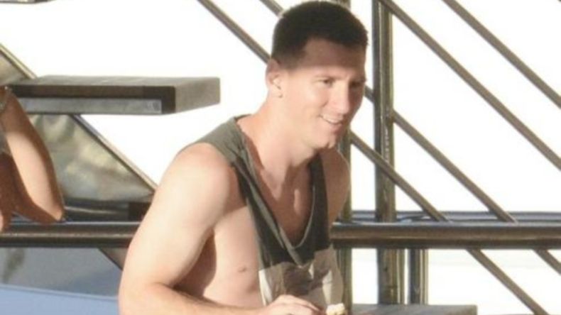 Mientras sigue lamentándose por no haber podido conseguir la Copa del Mundo y pasa los últimos días de vacaciones antes de reintegrarse a los entrenamientos del Barcelona, la "Pulga" alquiló una enorme embarcación y se lo vio en el bonito archip