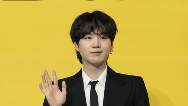 ARCHIVO - Suga, miembro de la banda de K-pop surcoreana BTS, posa antes de una conferencia de prensa para presentar su nuevo sencillo Butter en Seúl, Corea del Sur, el 21 de mayo de 2021. (Foto AP/Lee Jin-man, archivo)