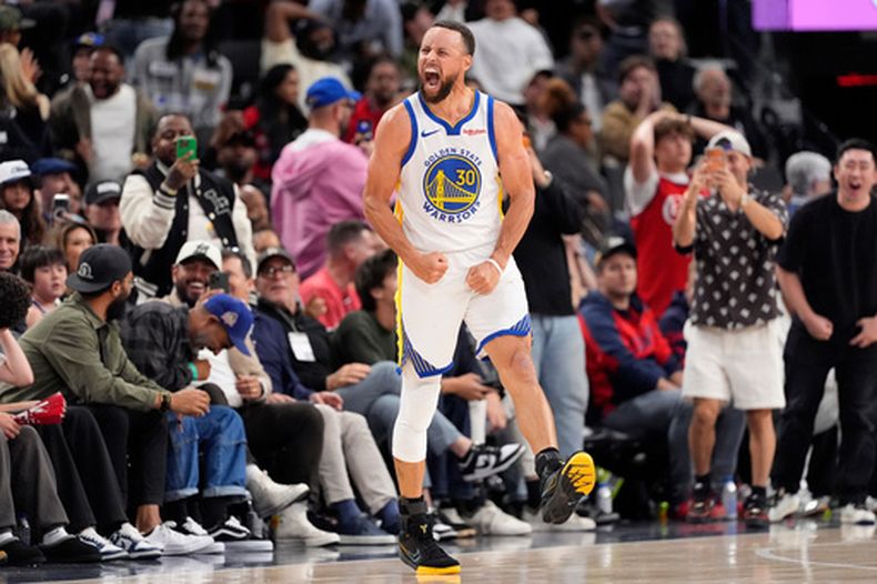 Stephen Curry, de los Warriors de Golden State, festeja un enceste durante el duelo del play-in ante los Clippers de Los Ángeles, el miércoles 15 de abril de 2026 (AP Foto/Mark J. Terrill)